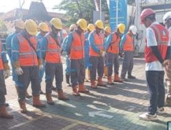 Bertaruh Nyawa Demi Terangnya Negeri: Di Tengah Hujan dan Gelap, Petugas PLN Berjuang agar Masyarakat Kembali Menikmati Listrik