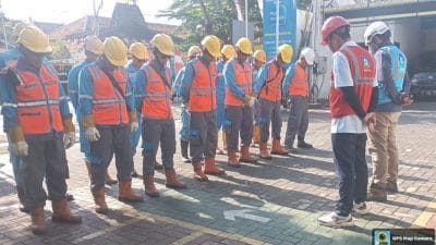 TUTURPEDIA - Bertaruh Nyawa Demi Terangnya Negeri: Di Tengah Hujan dan Gelap, Petugas PLN Berjuang agar Masyarakat Kembali Menikmati Listrik