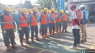 TUTURPEDIA - Bertaruh Nyawa Demi Terangnya Negeri: Di Tengah Hujan dan Gelap, Petugas PLN Berjuang agar Masyarakat Kembali Menikmati Listrik