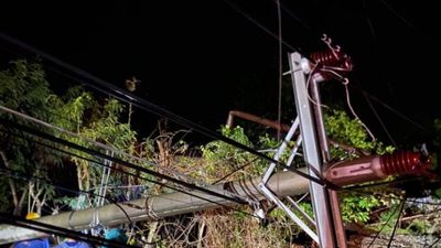 Bertaruh Nyawa Demi Terangnya Negeri: Di Tengah Hujan dan Gelap, Petugas PLN Berjuang agar Masyarakat Kembali Menikmati Listrik 3 TUTURPEDIA - Bertaruh Nyawa Demi Terangnya Negeri: Di Tengah Hujan dan Gelap, Petugas PLN Berjuang agar Masyarakat Kembali Menikmati Listrik