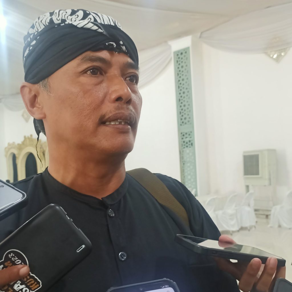 Ketua KPU Kabupaten Blora, Widi Nurintan enggan menjawab soal pakaian Samin. Foto: Dok. Lilik Yuliantoro