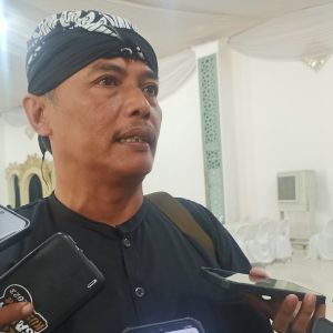 Hadir dengan Pakaian Adat di Rapat Pleno Terbuka, Ketua KPU Blora Enggan Menjawab soal Pakaian Samin