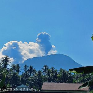 Gunung Ibu Kembali Erupsi dengan Ketinggian Abu Vulkanik Capai 1.200 Meter, Status Dinaikkan Jadi Siaga