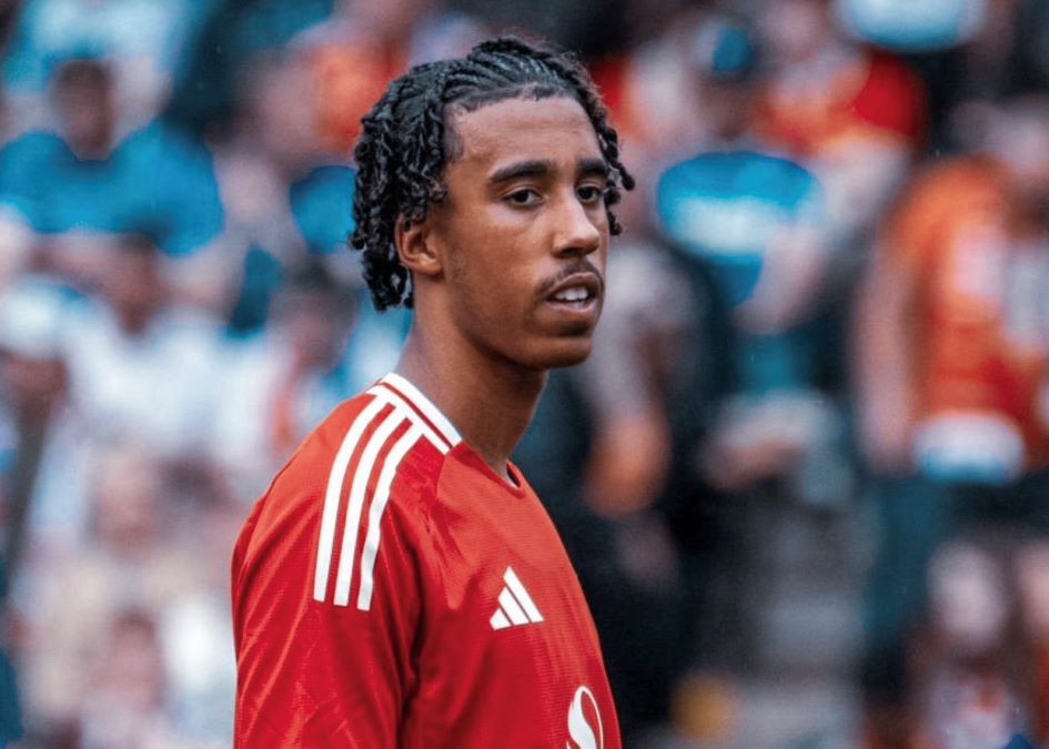 Leny Yoro debut di laga pramusim MU vs Rangers. Foto: x.com/UTDTrey