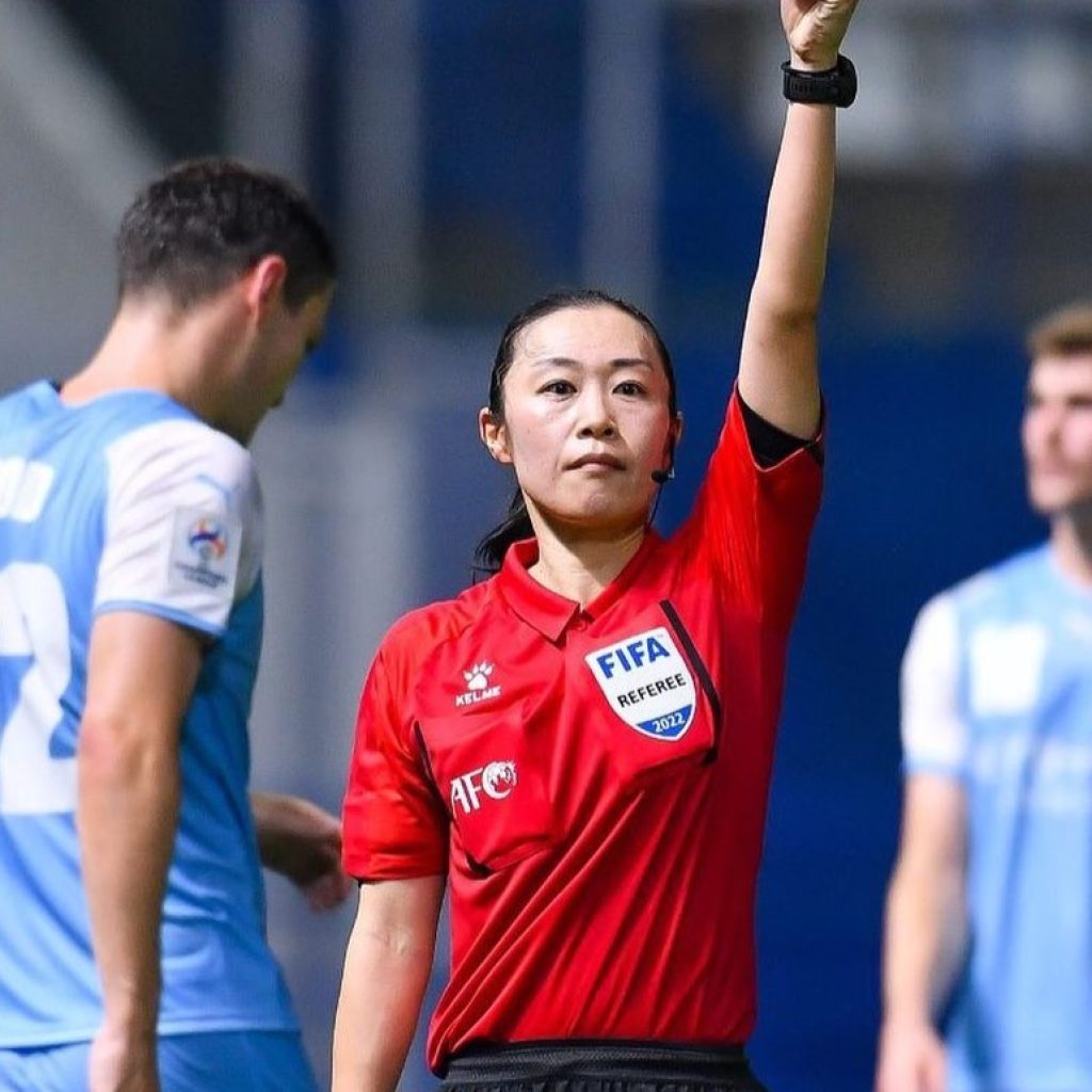 Yoshimi Yamashita jadi wasit wanita pertama di Piala Asia. Foto: Instagram.com/afcasiancup