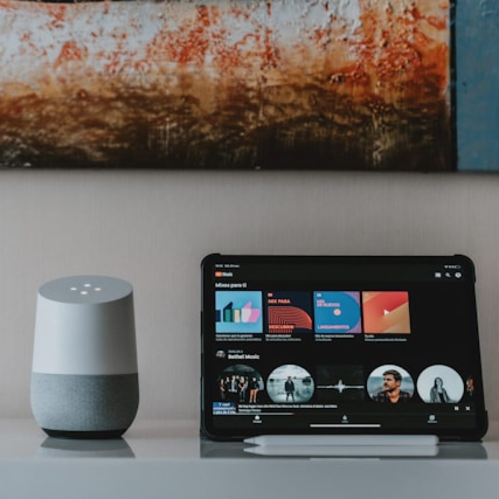 Hum to Search di YouTube Music mudahkan pencarian lagu dengan senandung atau nyanyian pengguna. Foto: unsplash.com/alvarordesign
