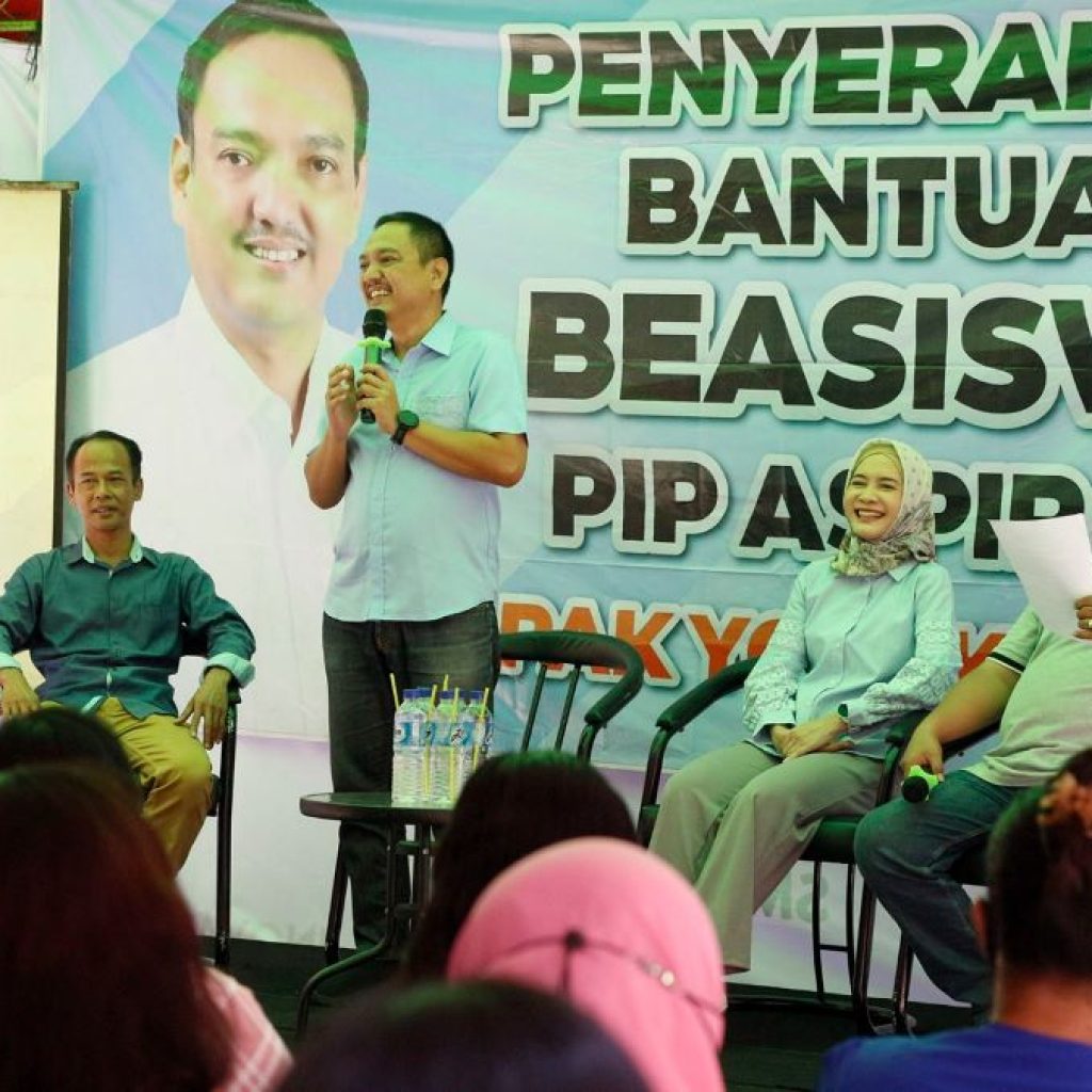 Yoyok Sukawi salurkan bantuan beasiswa Program Indonesia Pintar (PIP) aspirasi di SMK Swadaya Semarang, Sabtu (14/9/2024). Foto: Dok. Tim Yok Joss