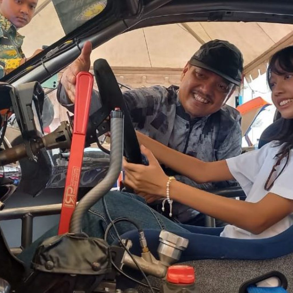 Bakal calon Wali Kota Semarang, Yoyok Sukawi bersama pembalap muda Indonesian Drift Series dan Womans Drift Challenge di Sirkuit Mijen, Kota Semarang. Foto: Dok. Tim Yok Joss