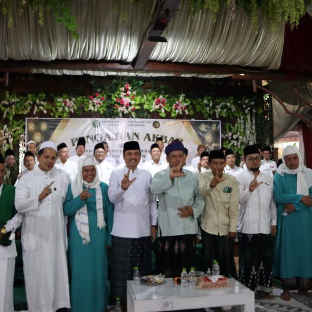 Calon Wali Kota Semarang, Yoyok Sukawi di Halaman Kediaman KH Said Al-Masyhad, pengasuh Ponpes Roudhotus Sya'idiyah, Gunungpati, Kota Semarang, Minggu (6/10/2024). Foto: Dok. Yok Joss
