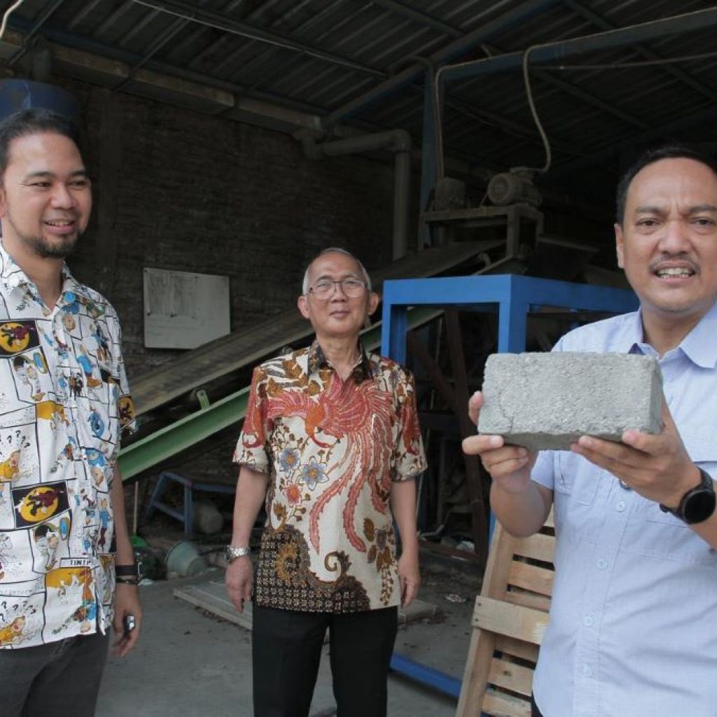 Calon Wali Kota Semarang, Yoyok Sukawi bersama Rektor Udinus Semarang, Prof Dr Ir Edi Noersasongko di area parkir Mangga Dua Udinus, Sabtu (26/10/2024). Foto: Istimewa