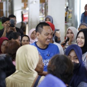 Temani Istrinya Belanja di Pasar Peterongan, Yoyok Sukawi Jadi Pusat Perhatian