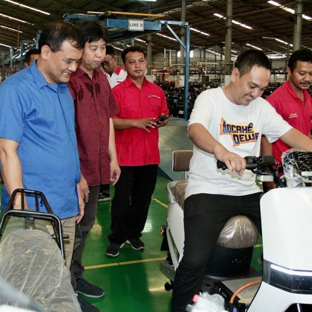 Calon Wali Kota Semarang nomor urut 2, Yoyok Sukawi di PT Triangle Motorindo atau Viar Motor Indonesia. Foto: Dok. YokJoss