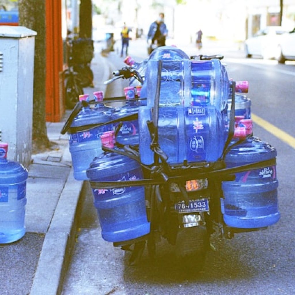 Risiko membeli air minum isi ulang. Foto: unsplash.com/marlulla