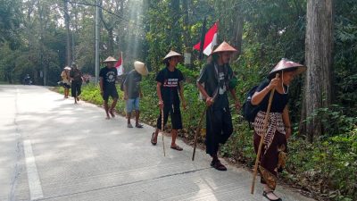 TUTURPEDIA - Tiba di Desa Ngliron, Rombongan Aksi Jalan Kaki Sedulur Sikep Rembang Disambut Camat Menden