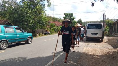 TUTURPEDIA - Hadiri Festival Budaya Spiritual 2024, Sedulur Sikep Rembang Lakukan Aksi Jalan Kaki ke Blora