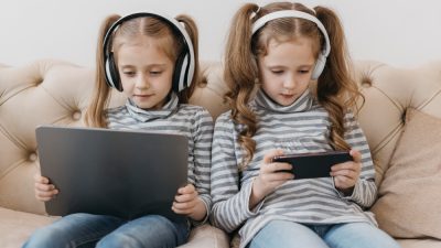 Beberapa negara mulai berlakukan peraturan pembatasan media sosial untuk anak. Foto: freepik.com/freepik
