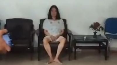 Pelaku di Makassar aniaya ibu kandung diamankan di kantor polisi. Foto: x.com/scaryyjournal