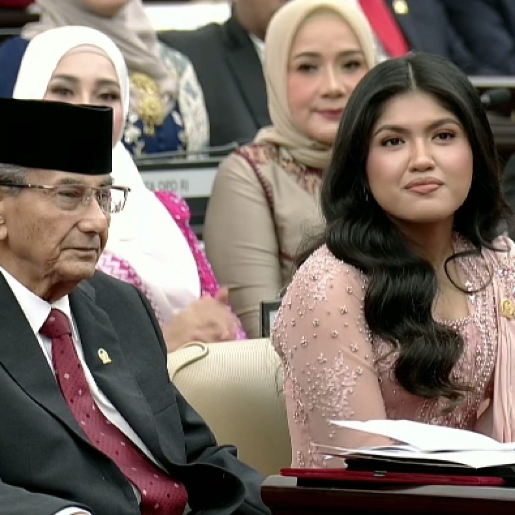 Anggota DPD RI termuda Larasati Moriska bersama anggota DPD RI tertua Drs. Ismeth Abdullah di Gedung DPR/MPR, Senayan, Selasa (1/10/2024). Foto: Tangkapan Layar YouTube MPRGOID