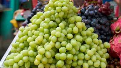 Badan Karantina pastikan anggur muscat di Indonesia aman dari pestisida berbahaya. Foto: freepik.com/freestockcenter