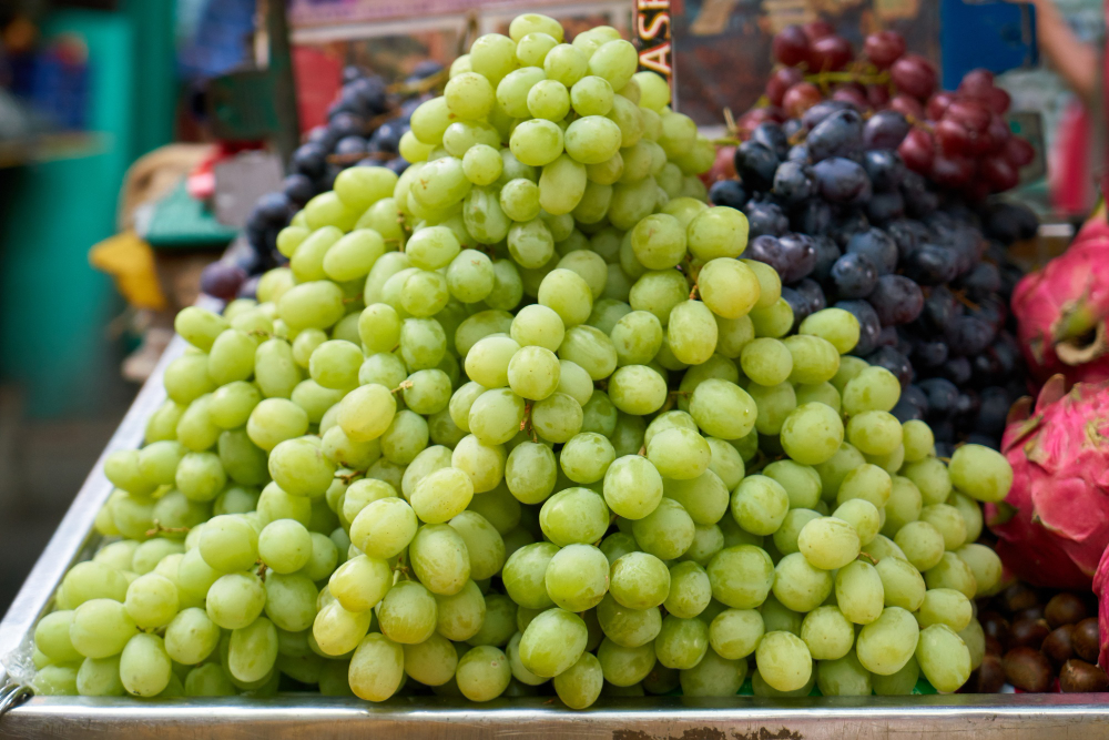 Badan Karantina pastikan anggur muscat di Indonesia aman dari pestisida berbahaya. Foto: freepik.com/freestockcenter