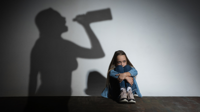 Perempuan di Tangeran diamankan polisi karena diduga aniaya anak tiri. Foto: Freepik.com/master1305