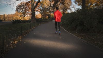TUTURPEDIA - Olahraga Jalan Kaki Jadi Tren, Lebih Baik Dilakukan Pagi atau Sore Hari?