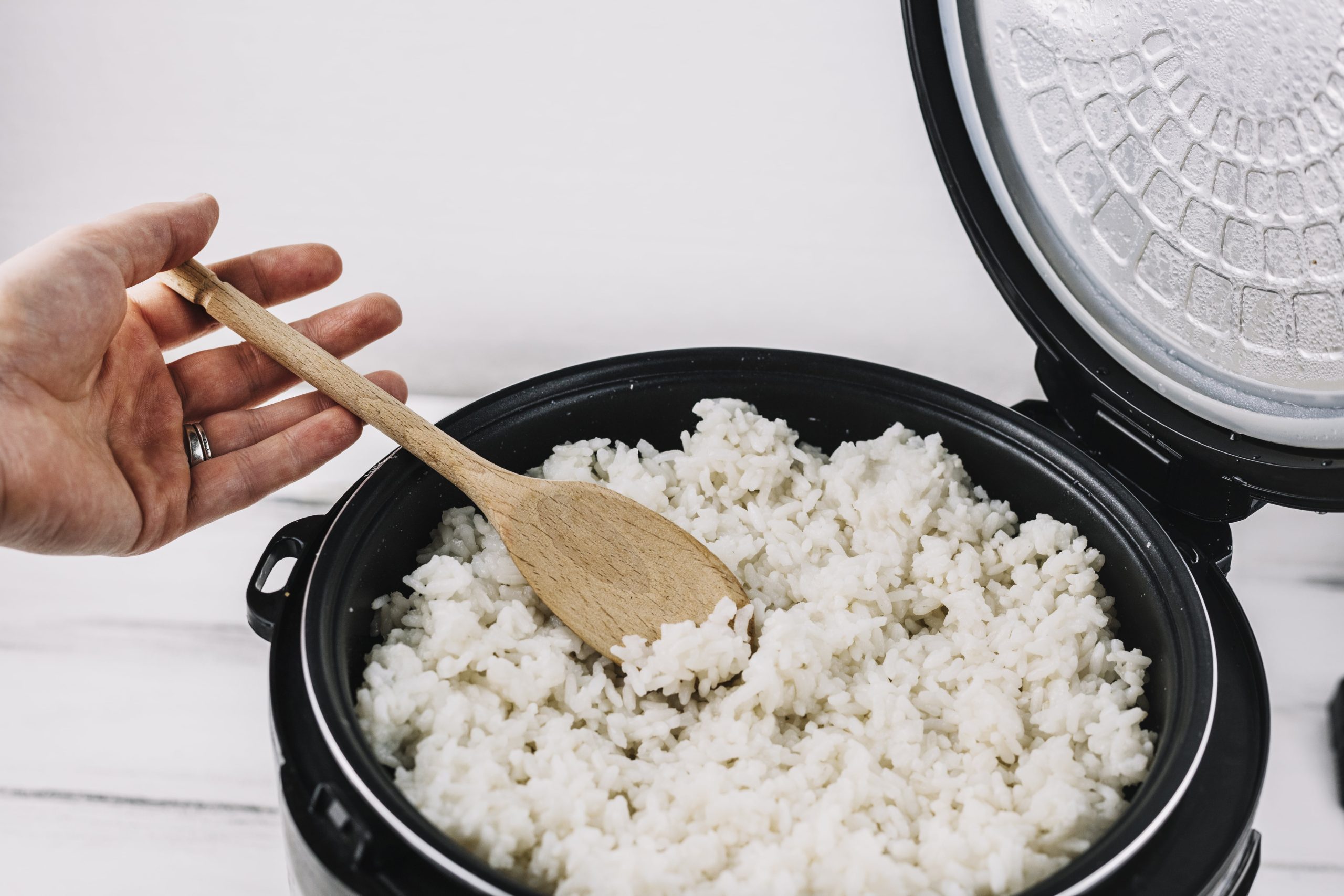Bantuan rice cooker dianggap kurang tepat diberikan ketika harga beras melonjak. FOTO: Freepik.com/freepik