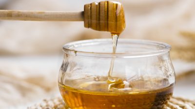 Bukan hanya redakan batuk, madu juga punya deretan manfaat lainnya. FOTO: Freepik.com/freepik