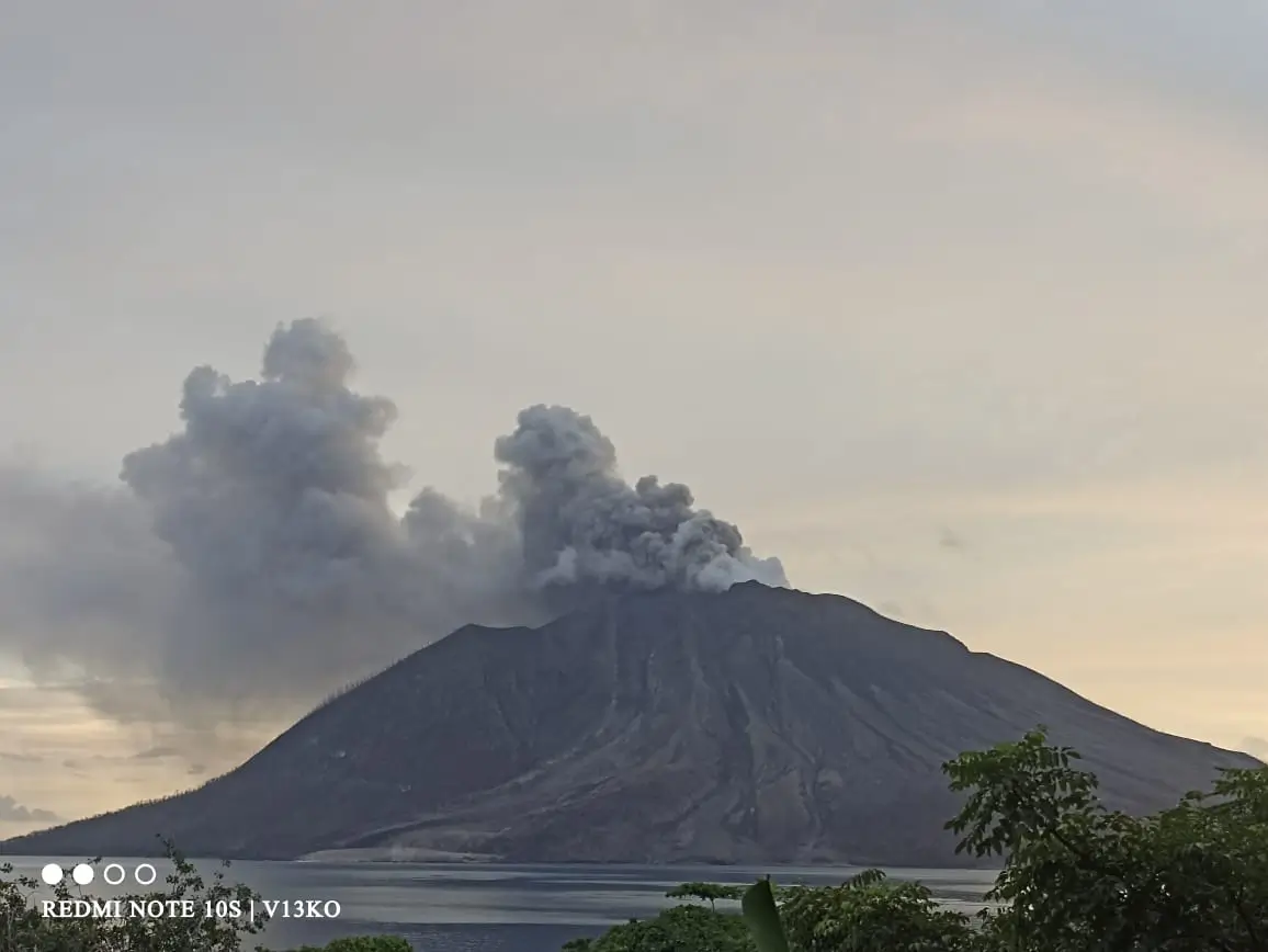 TUTURPEDIA - Pasca Erupsi Gunung Ruang, 47 Rute Penerbangan di Bandara Sam Ratulangi Tertunda