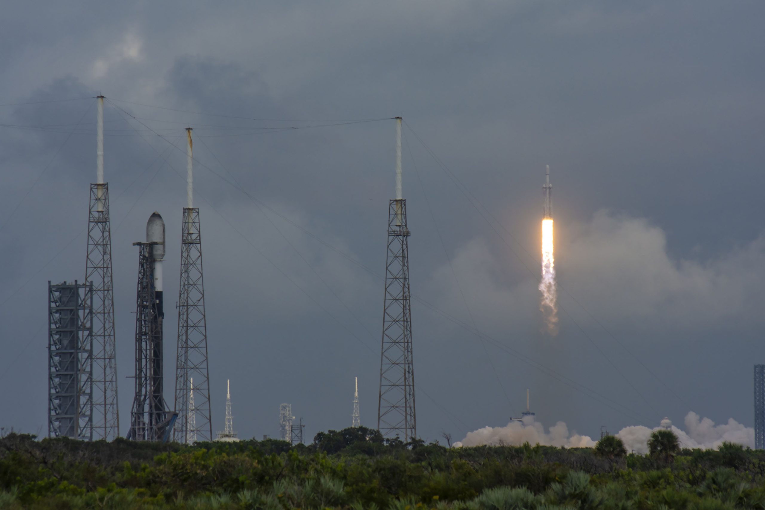 Wahana Psyche pergi ke asteroid menggunakan Roket SpaceX Falcon Heavy. FOTO: X.com/SpaceX