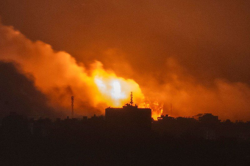 Serangan bom Israel yang terjadi selama 1 jam penuh di area rumah sakit Al Shifa Palestina. Foto: X.com/Timesofgaza
