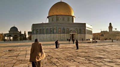 200.000 Jamaah Shalat Isya dan Tarawih di Masjid Al-Aqsa, Tentara Israel Tembakan Gas Air Mata