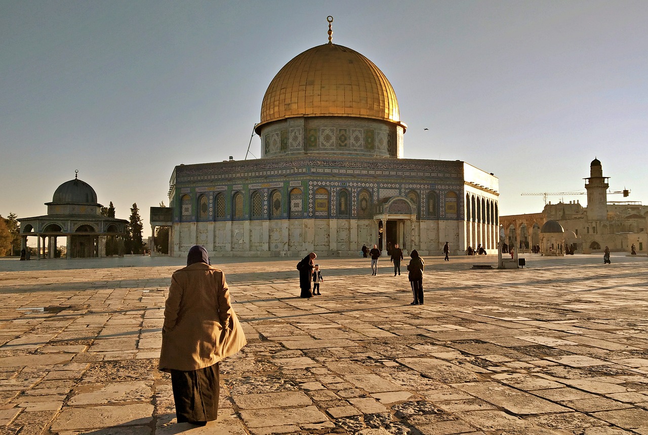 TUTURPEDIA - 200.000 Jamaah Shalat Isya dan Tarawih di Masjid Al-Aqsa, Tentara Israel Tembakan Gas Air Mata