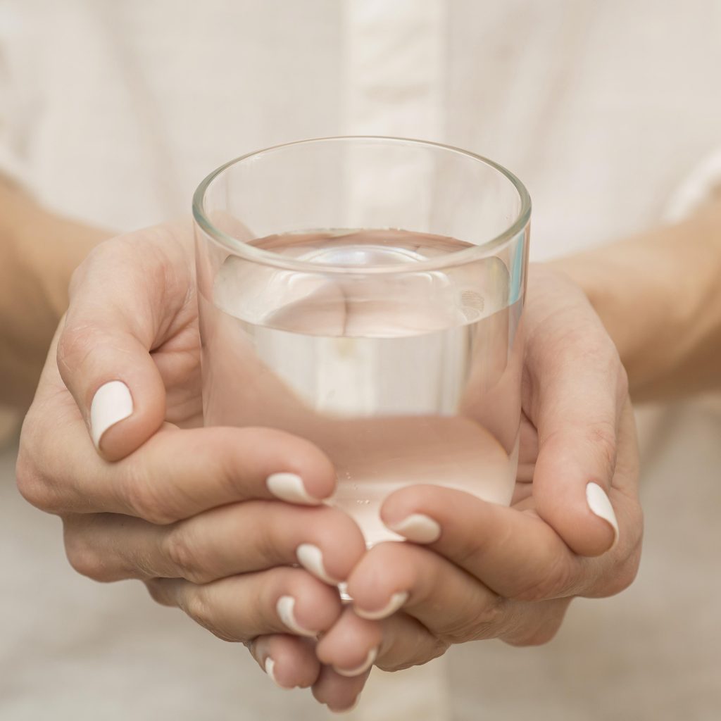 Tentang air alkali dan seberapa besar efek yang akan diberikan ke tubuh. Foto: Freepik.com