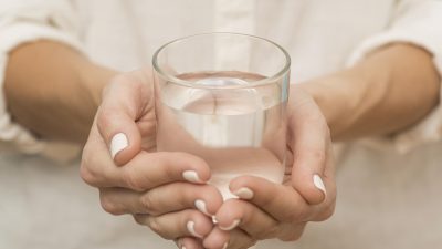 Tentang air alkali dan seberapa besar efek yang akan diberikan ke tubuh. Foto: Freepik.com
