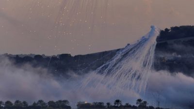 Penggunaan fosfor putih oleh Israel dikecam dan dinilai melanggar hukum internasional. Foto: X.com/julian17426