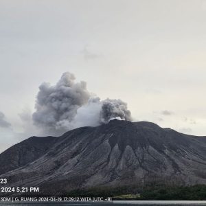 Status Gunung Ruang Turun Jadi Siaga, Aktivitas Bandara Sam Ratulangi dan Listrik di Sekitar Kembali Normal