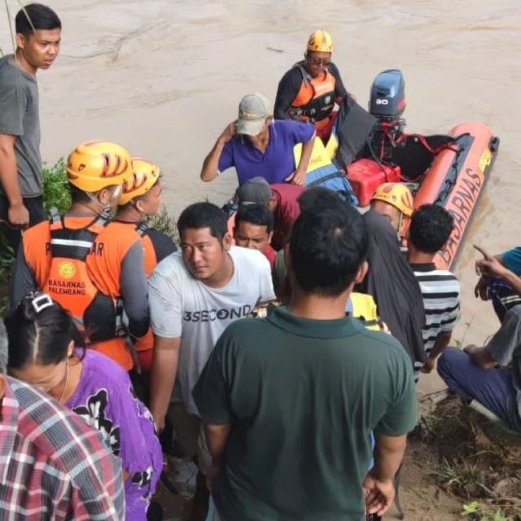 Sepekan Pasca Banjir di Muratara, Akses Komunikasi dan Listrik Warga Belum Normal