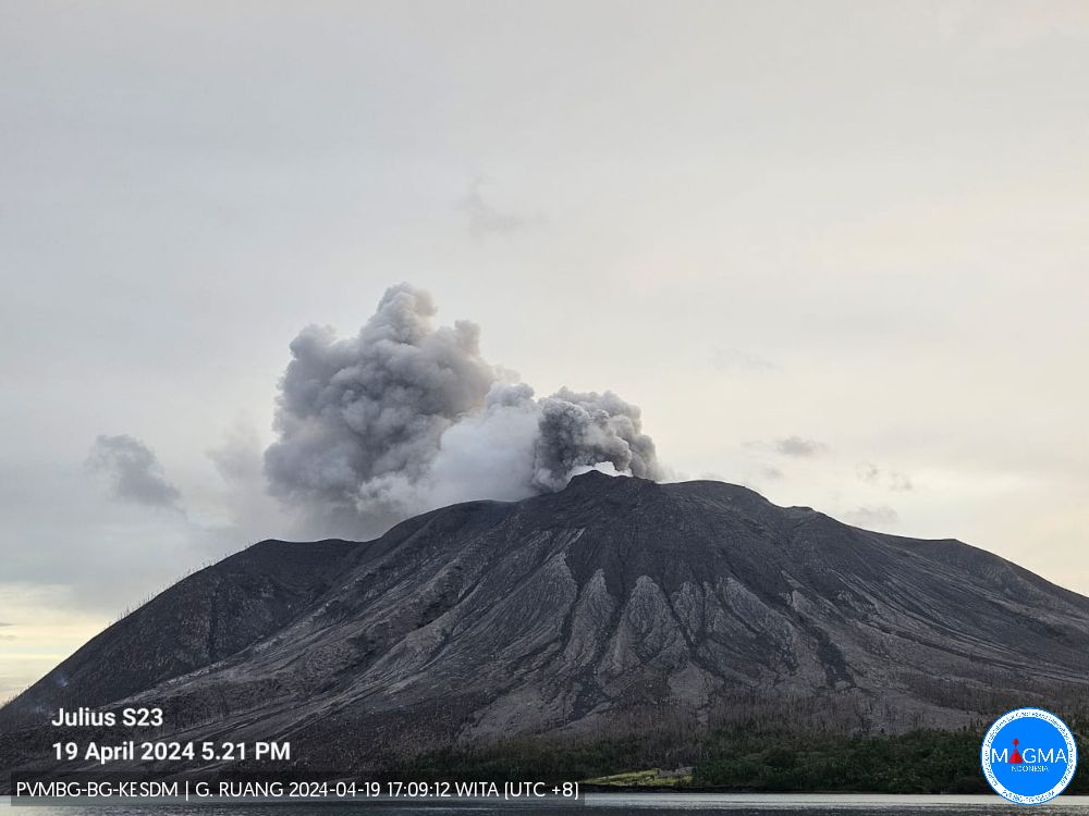 TUTURPEDIA - Gunung Ruang Erupsi Lagi, Bantuan Kemanusiaan Mulai Berdatangan