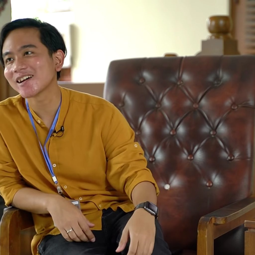 Bawaslu kembali mengirimkan surat panggilan pada Gibran Rakabuming ke dua tujuan. Foto: Tangkapan Layar Youtube Arnold Poernomo