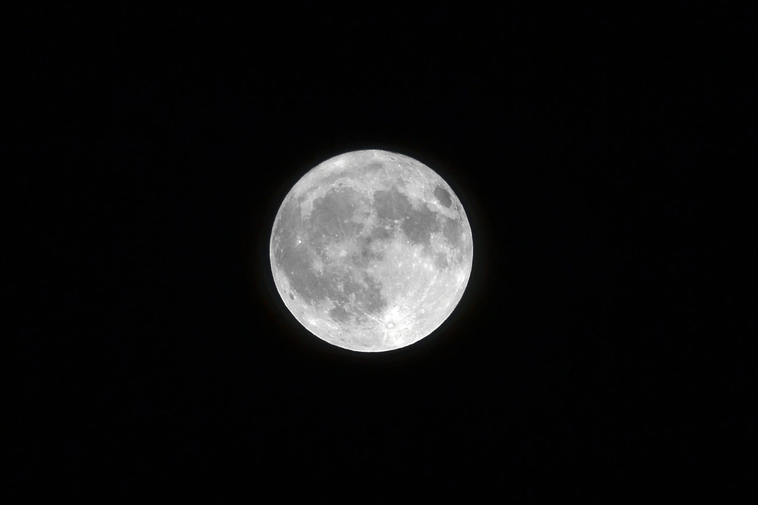Fenomena langka Blue Supermoon akan terjadi pada 30 Agustus 2023 mendatang. Foto: Freepik.com/Wirestock