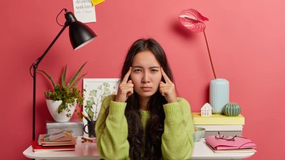 Inilah tanda-tanda, penyebab dan cara mengatasi burnout saat bekerja. Foto: Freepik.com/Wayhomestudio