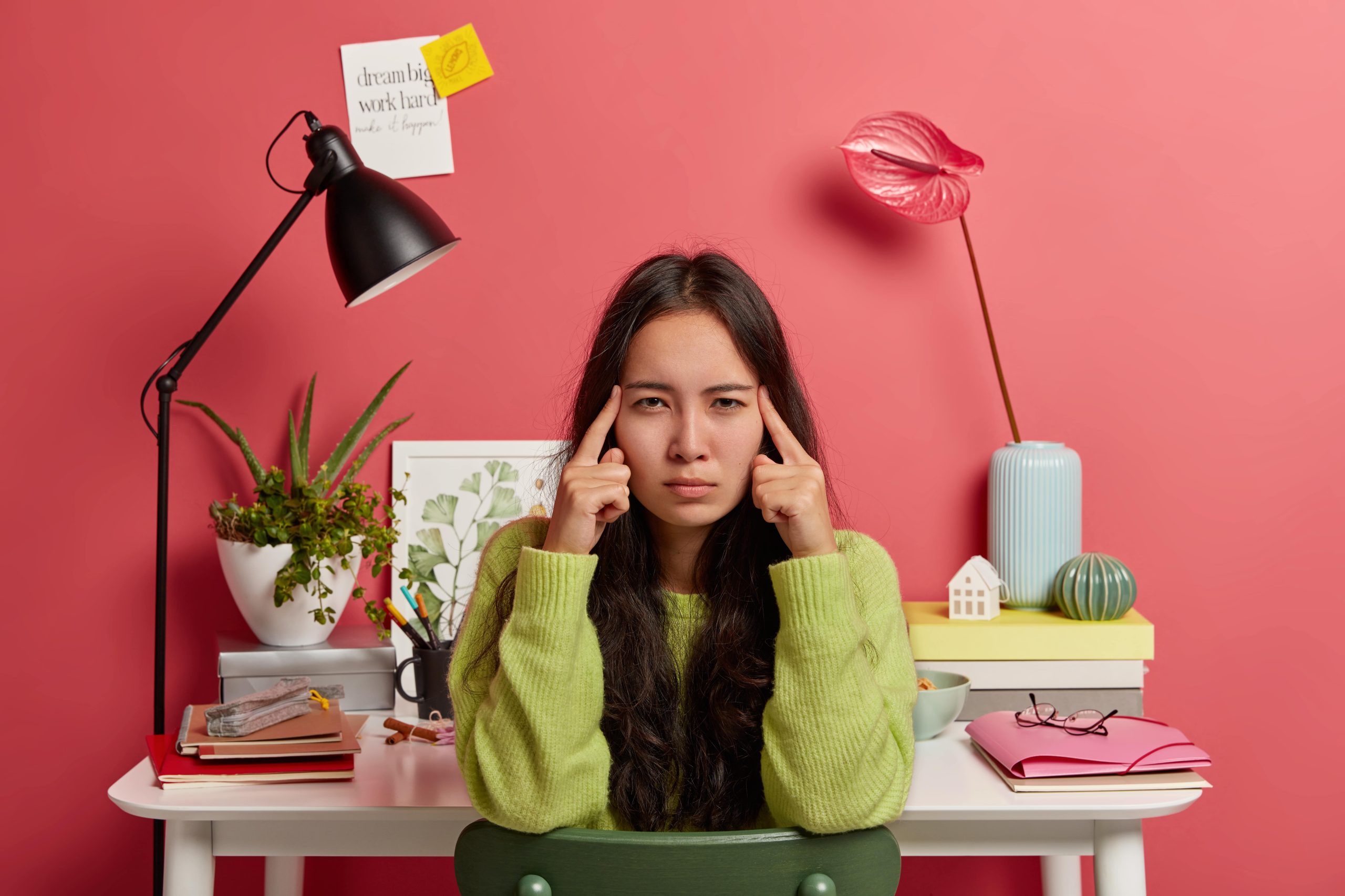 Inilah tanda-tanda, penyebab dan cara mengatasi burnout saat bekerja. Foto: Freepik.com/Wayhomestudio