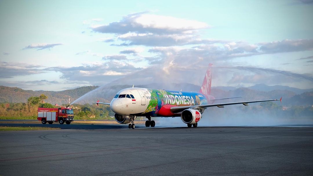 Syarat dan cara mendapatkan kursi gratis AirAsia tahun 2023. FOTO: Instagram.com/flyairasia.id
