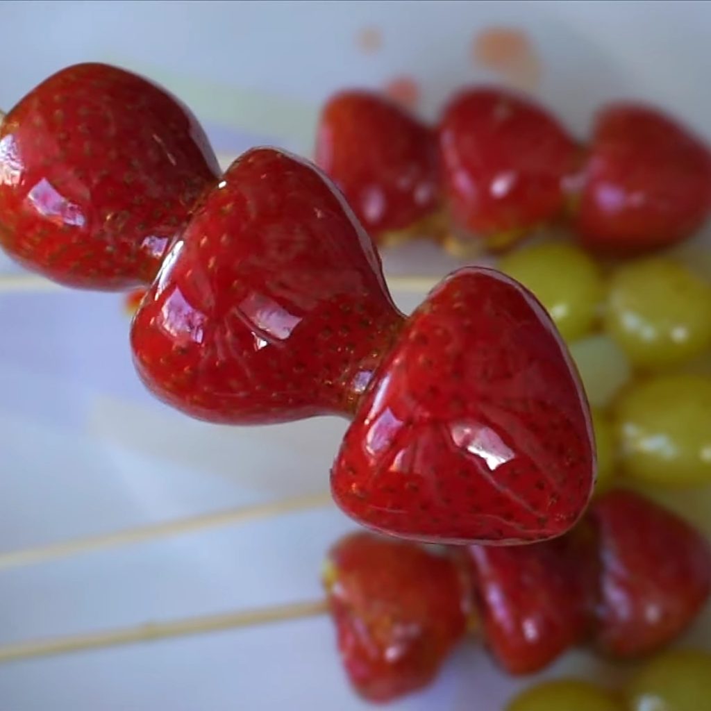 Remaja Korea Selatan sedang digilai tren makanan manis tanghulu, yang berujung konsumsi gula berlebih. FOTO: Tangkapan layar Youtube Simple and Delish by Canan
