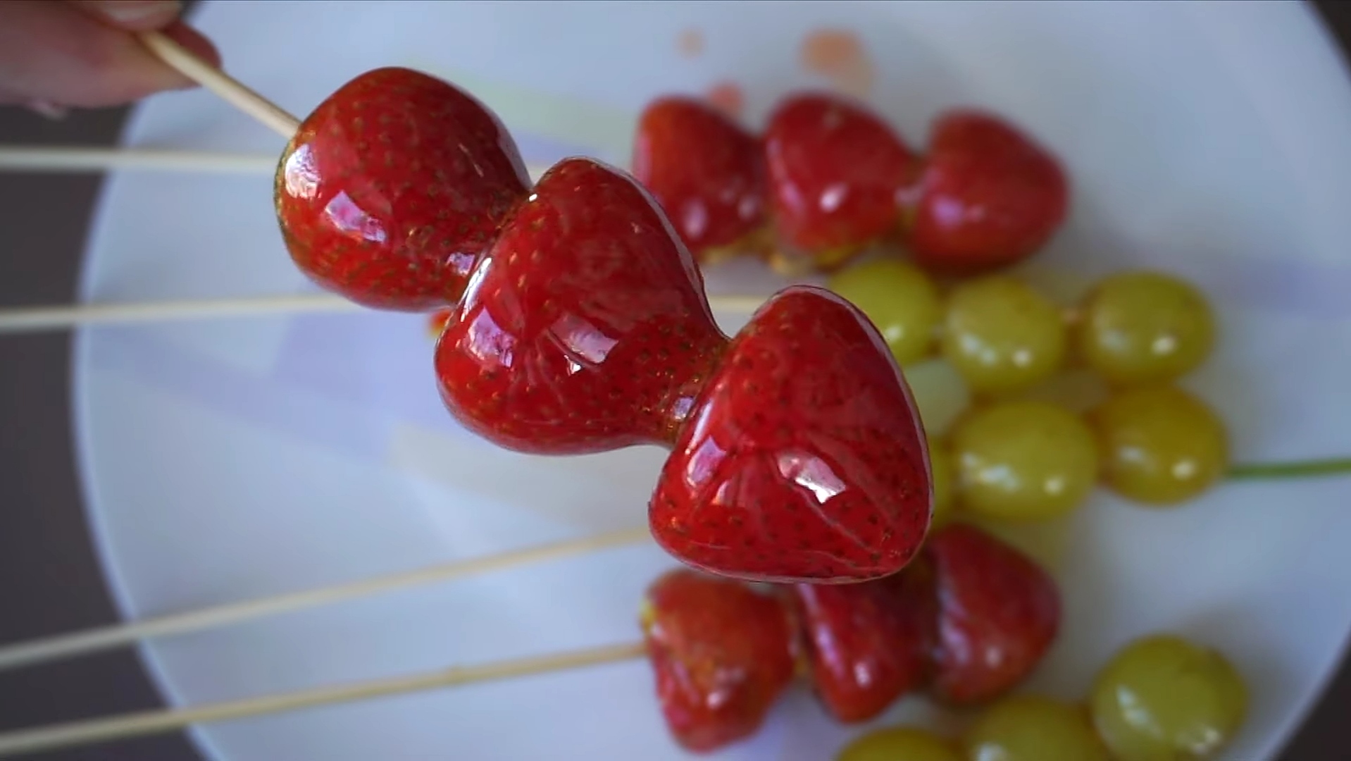 Remaja Korea Selatan sedang digilai tren makanan manis tanghulu, yang berujung konsumsi gula berlebih. FOTO: Tangkapan layar Youtube Simple and Delish by Canan