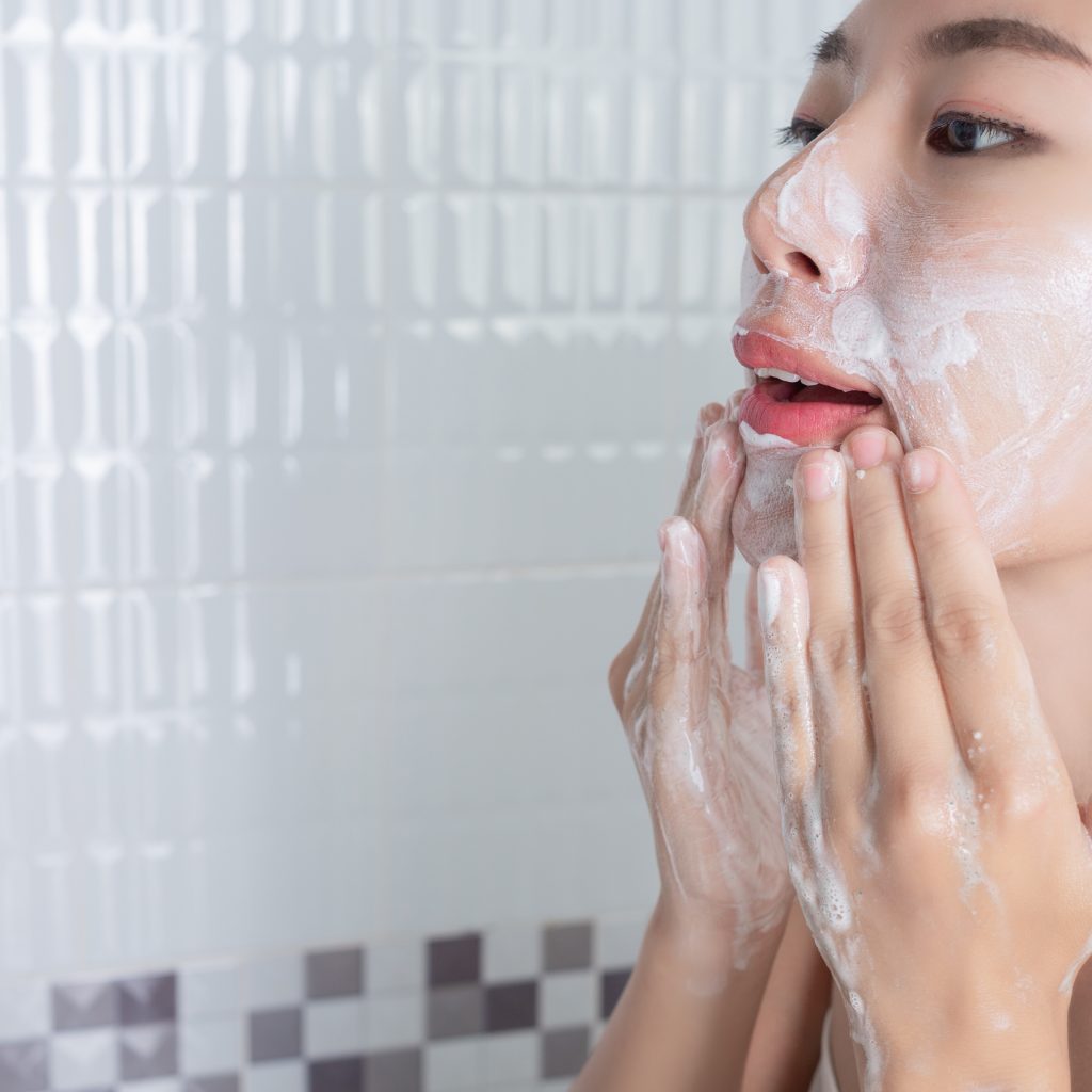 Tips pilih facial wash sesuai skin type wajah. Foto: Freepik.com/jcomp