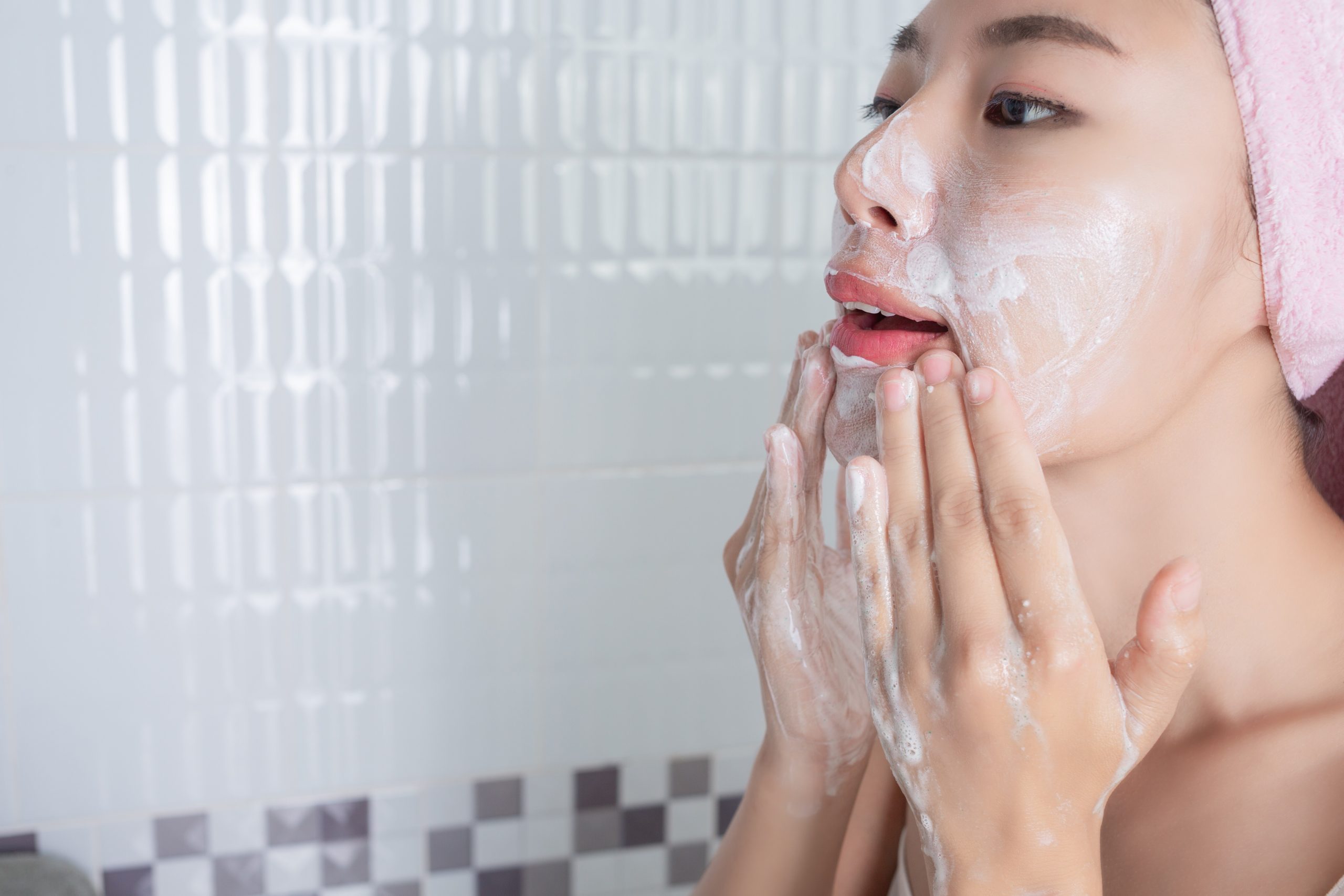 Tips pilih facial wash sesuai skin type wajah. Foto: Freepik.com/jcomp