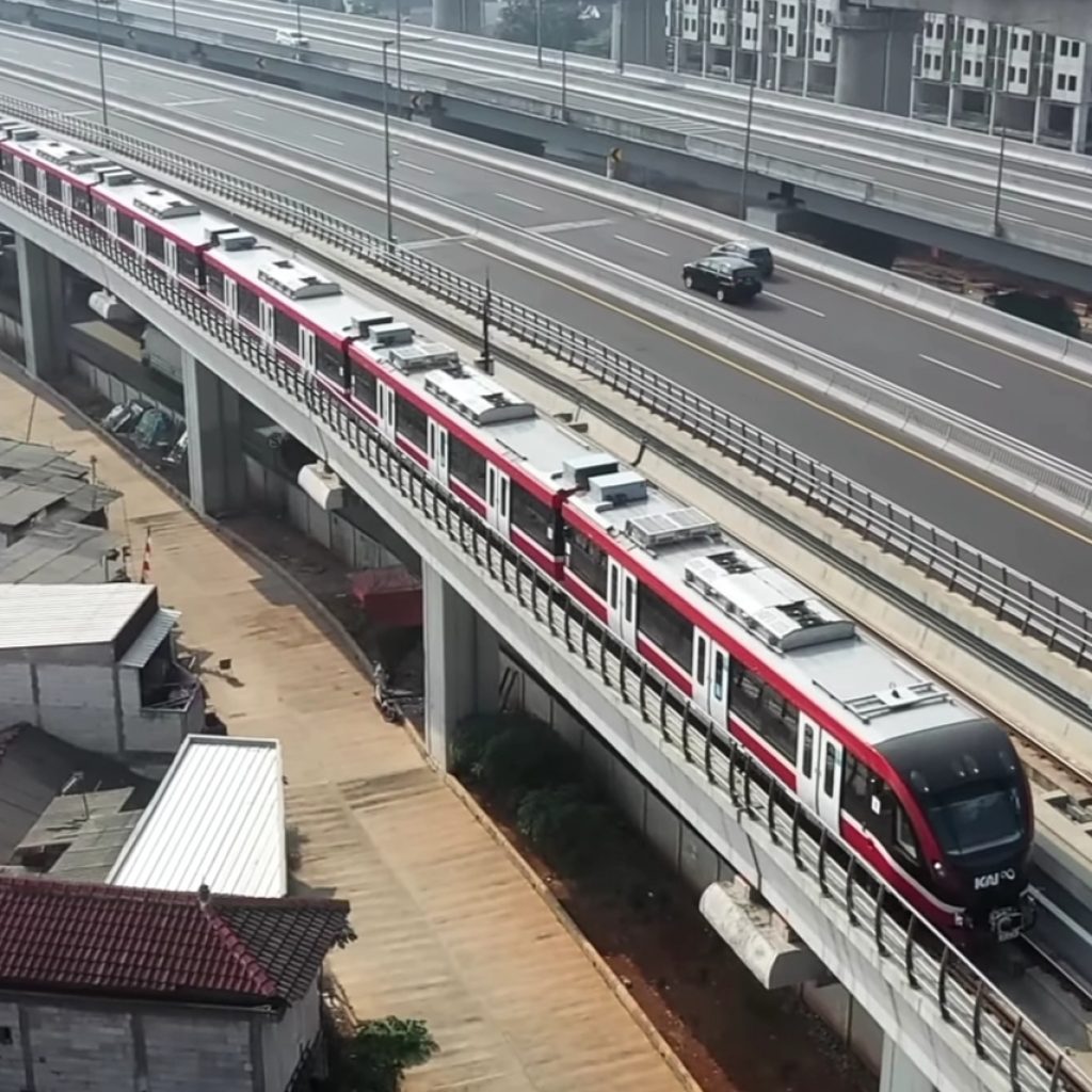 Masih dalam masa uji coba LRT Jabodebek alami beberapa gangguan. Foto: Tangkapan layar Youtube Sekretariat Presiden