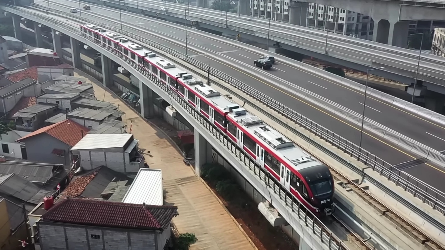 Masih dalam masa uji coba LRT Jabodebek alami beberapa gangguan. Foto: Tangkapan layar Youtube Sekretariat Presiden